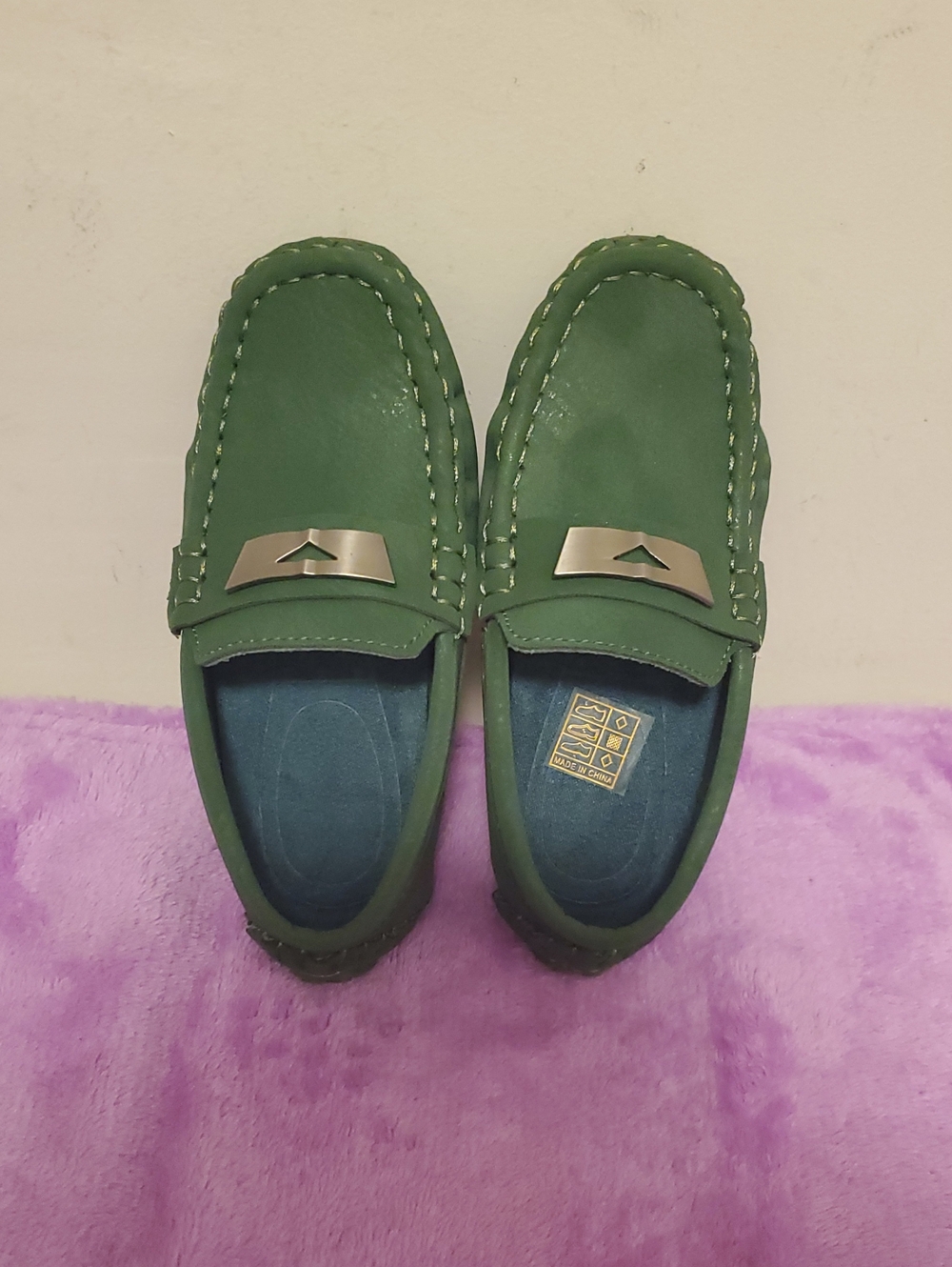 Boys's Green Slip-On Driving Loafers, Size 8.5 for Kids.